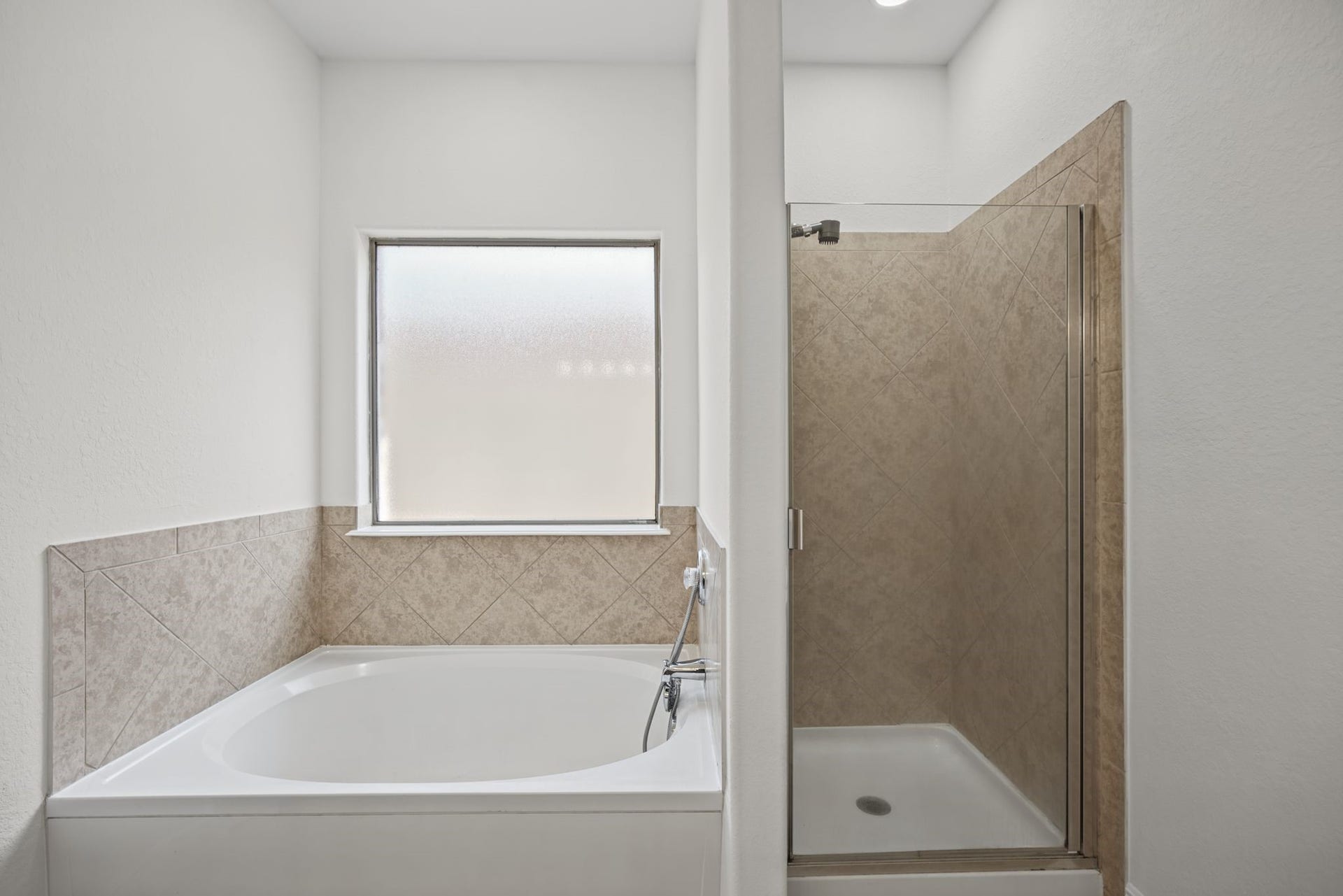 23718 N Newport Bend, Katy, TX 77494 Separate tub and shower