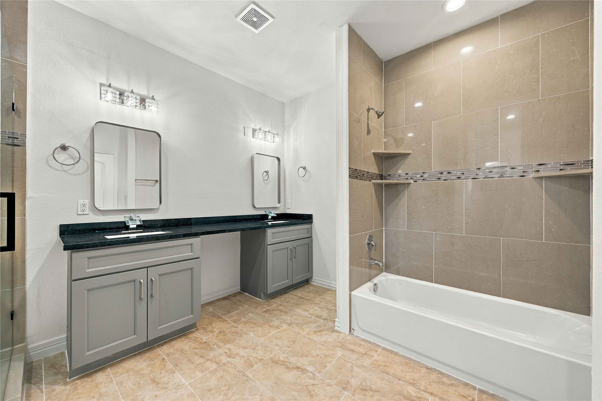 8147 Chateau Street, Houston, TX 77028 Primary ensuite bathroom