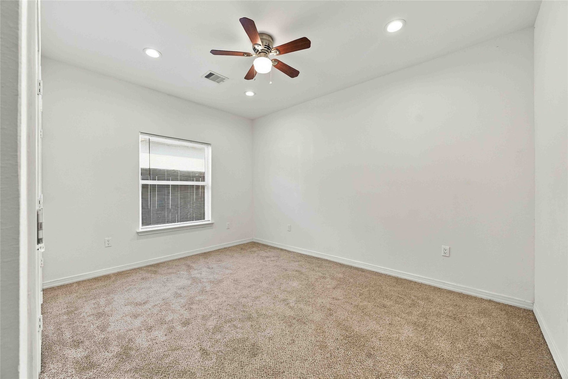 8147 Chateau Street, Houston, TX 77028 Primary Bedroom