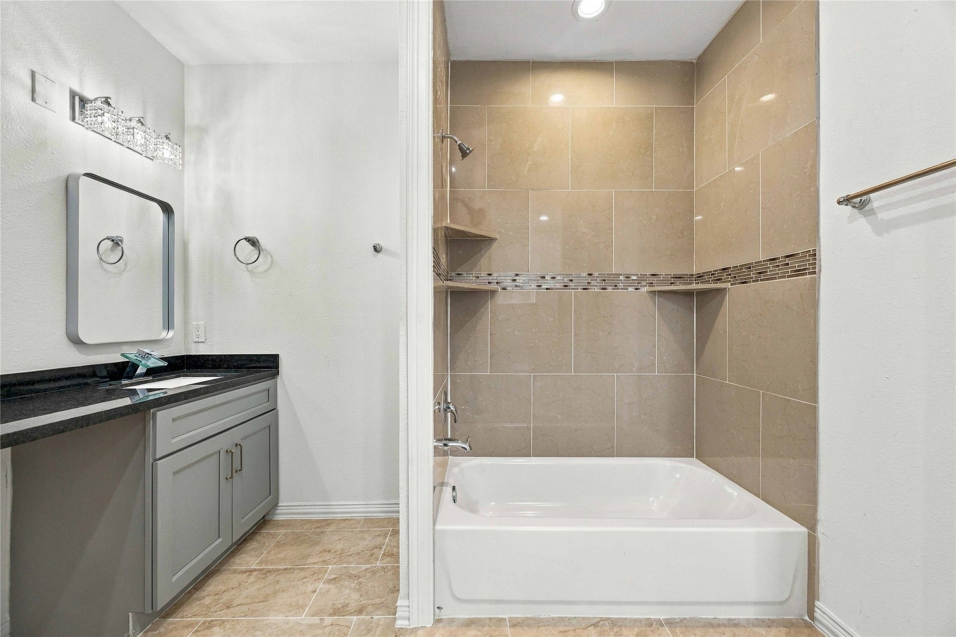 8147 Chateau Street, Houston, TX 77028 Primary ensuite bathroom with standalone tub