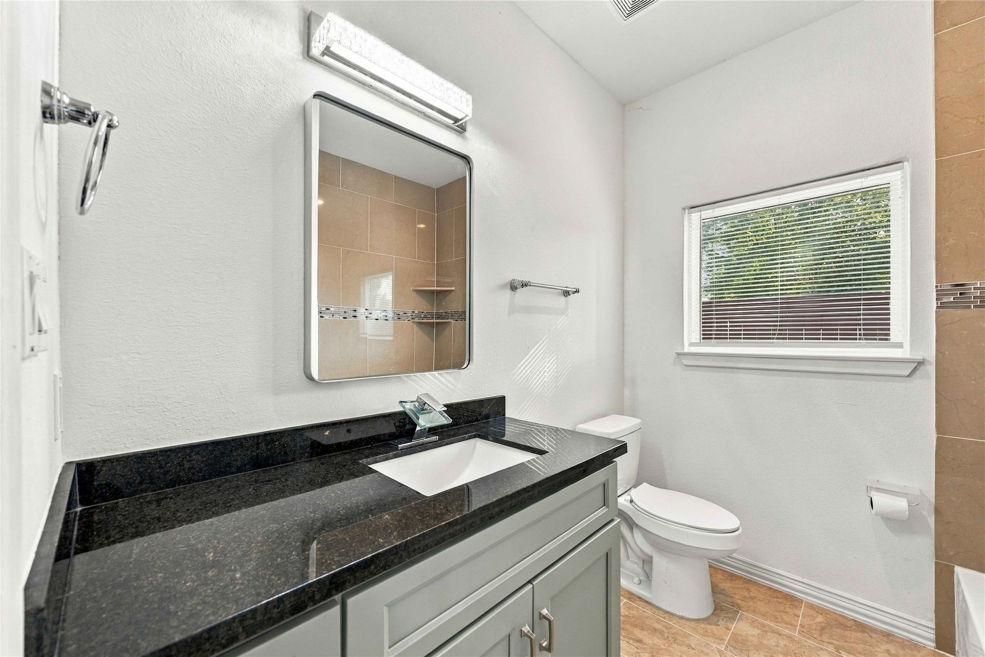 8147 Chateau Street, Houston, TX 77028 Bathroom