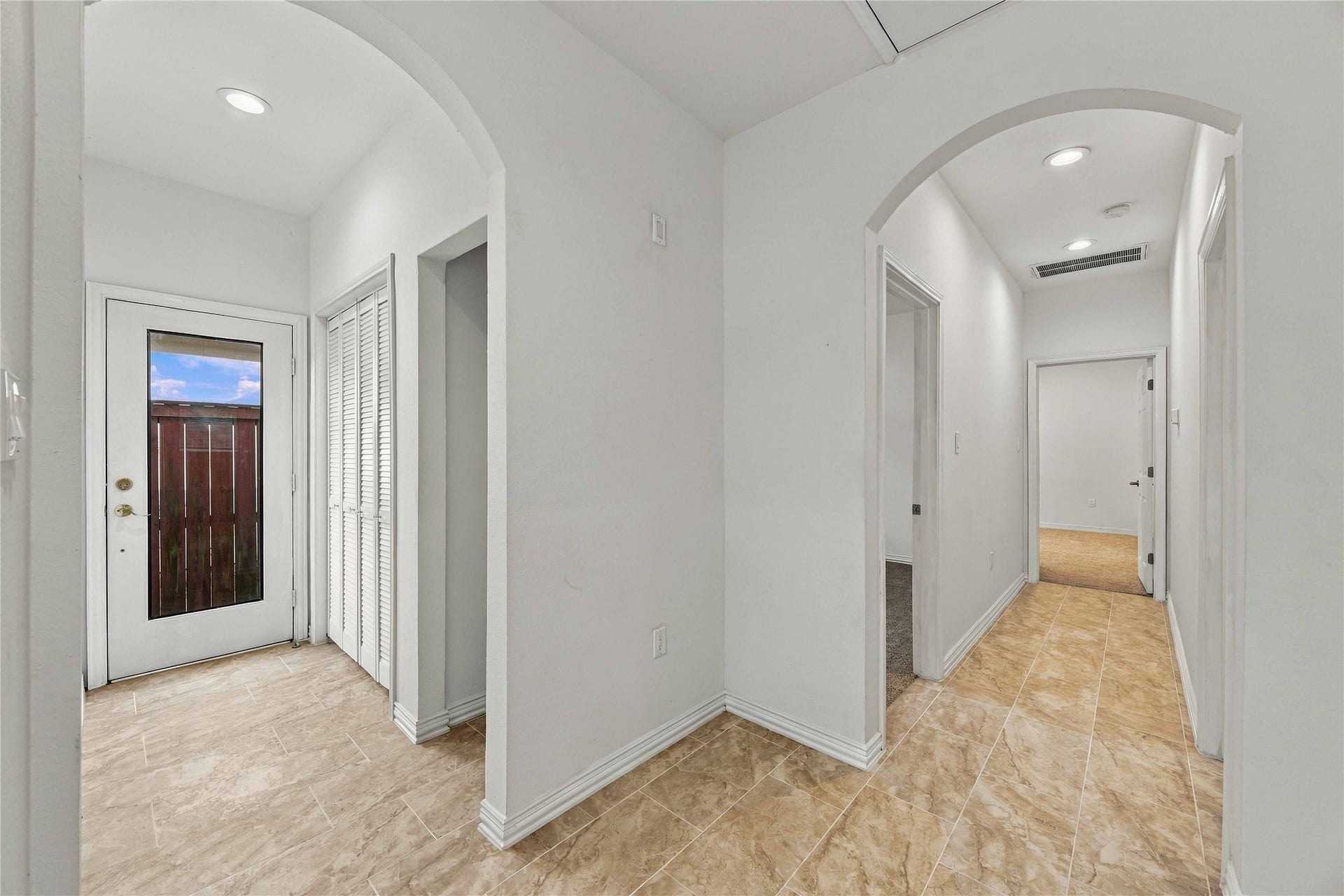 8147 Chateau Street, Houston, TX 77028 Hallway