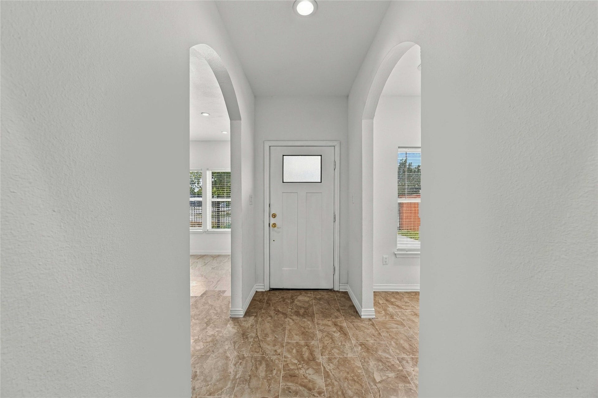8147 Chateau Street, Houston, TX 77028 Entryway
