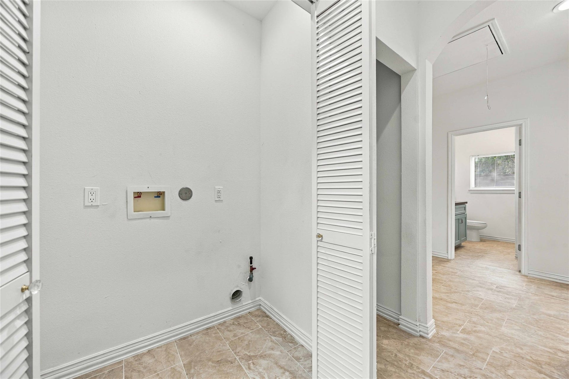 8147 Chateau Street, Houston, TX 77028 Laundry room
