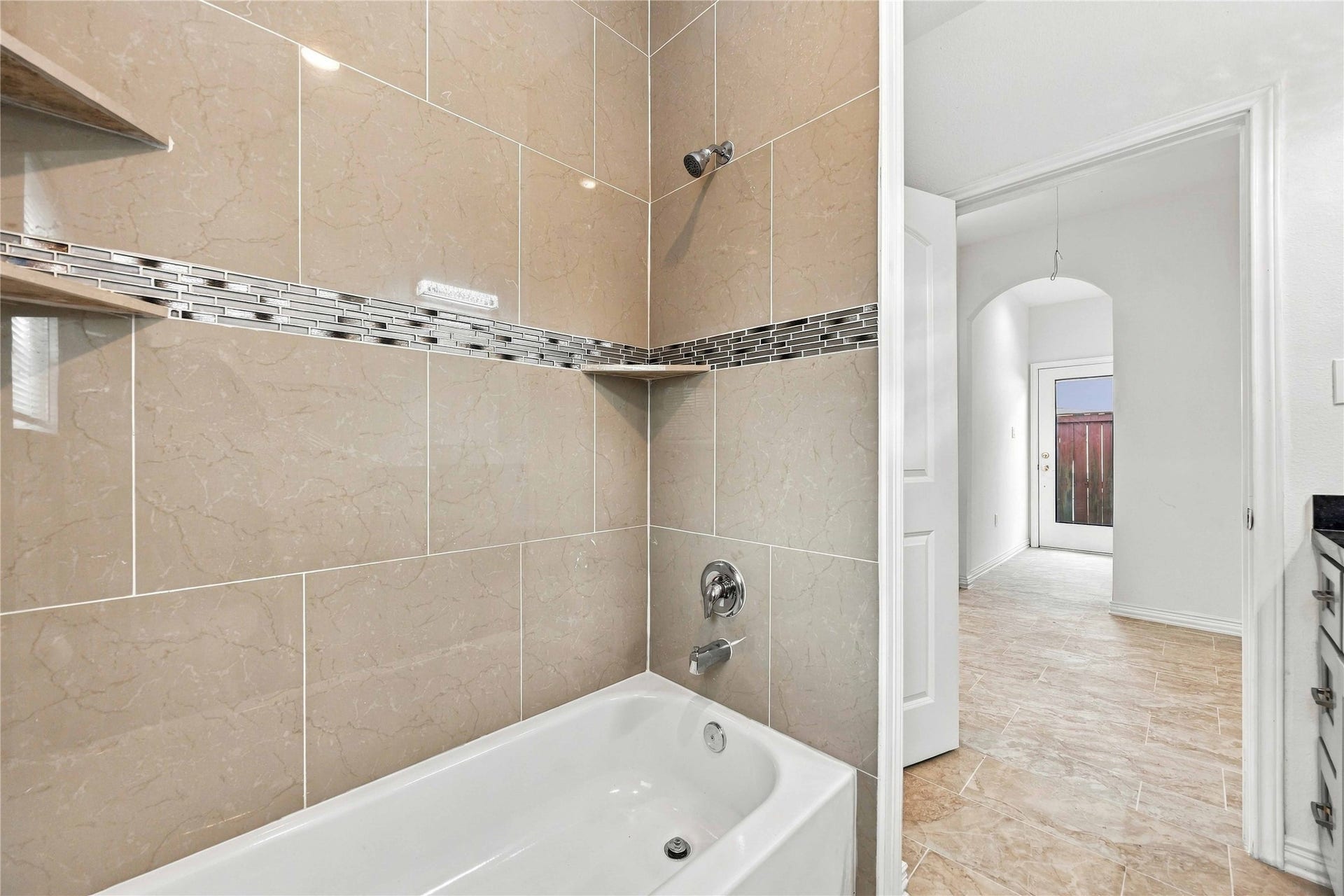 8147 Chateau Street, Houston, TX 77028 Bathroom