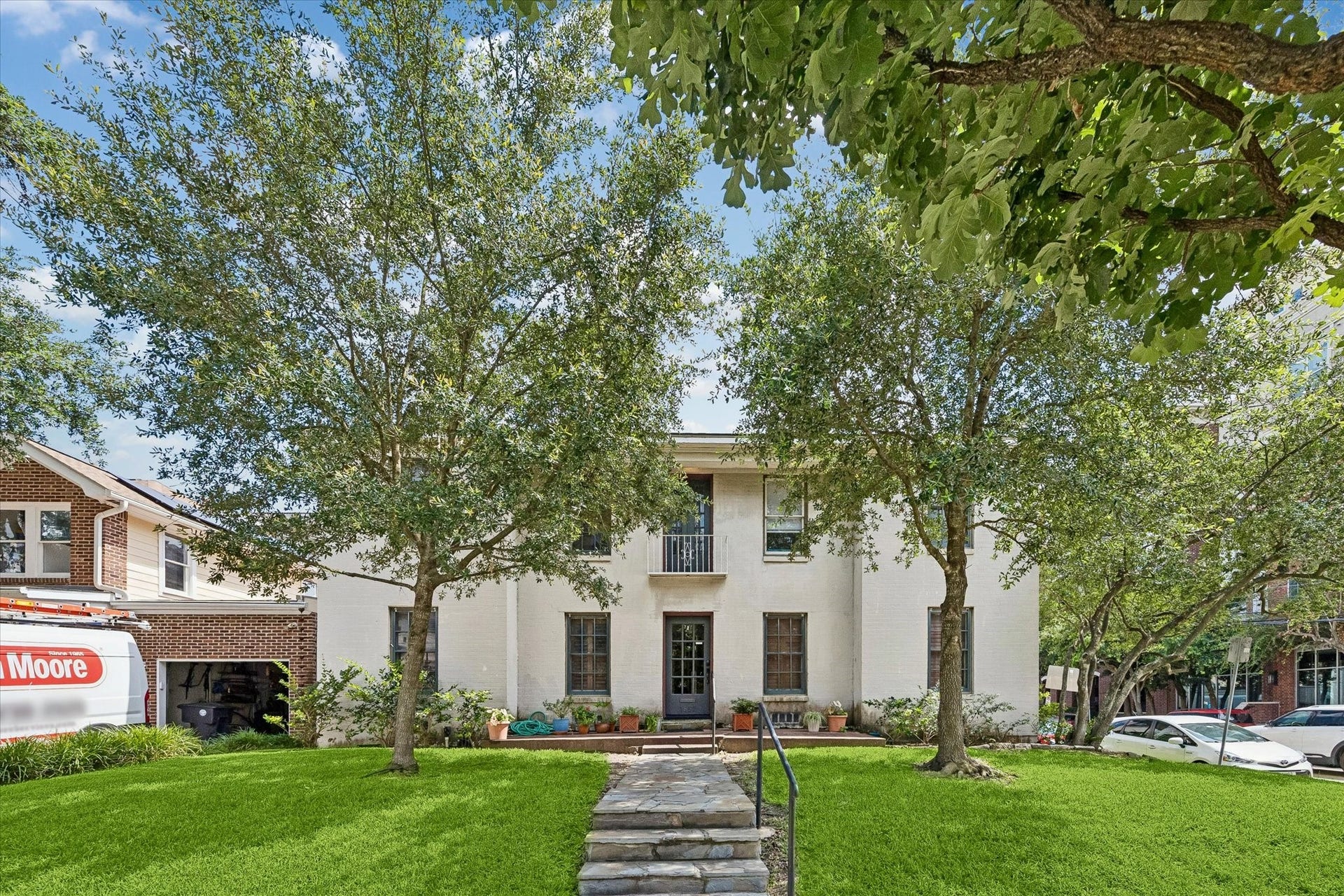 1657 Bonnie Brae Street, Houston, TX 77006 This charming inner loop property offers four 1-bedroom, 1-bathroom units, each with hardwood floors, neutral finishes, mini splits, designated living and dining areas, and updated kitchens and bathrooms. Tenants will appreciate the central laundry, climate-controlled sunroom, shared outdoor spaces, and off-street garage parking, giving investors a well-rounded rental property with everyday renter appeal.