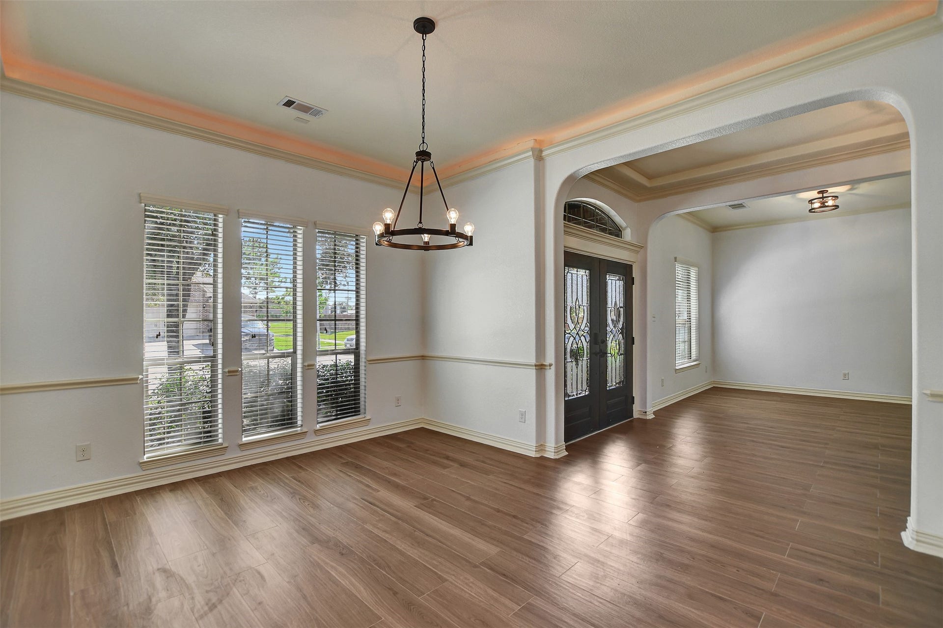 Beautiful and spacious dinning area with lighting on the top all around.