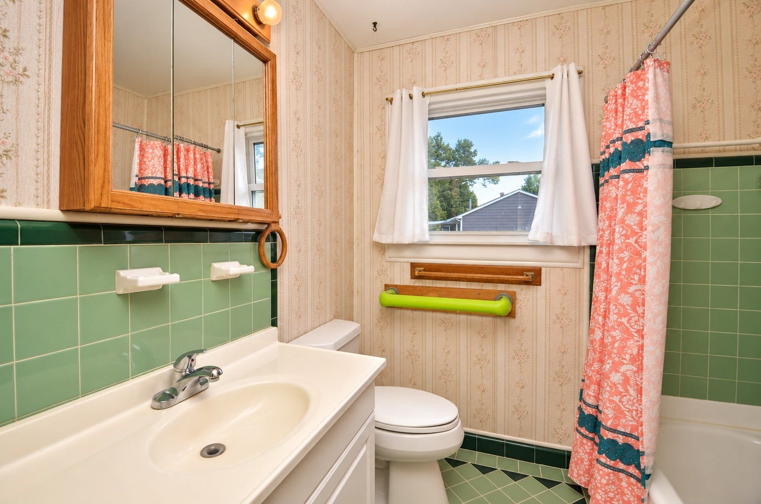 1713 FROST Street, Rosenberg, TX 77471 Main Bathroom