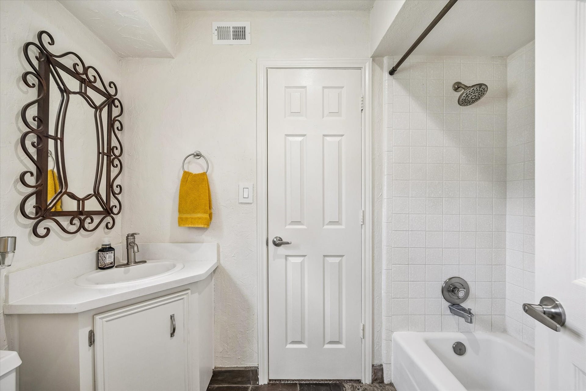 2020 PECAN LAKE DRIVE, Richmond, TX 77406 FULL BATH FEATURES A VANITY WITH STORAGE, TILED TUB/SHOWER SURROUND, AND NEUTRAL FINISHES.