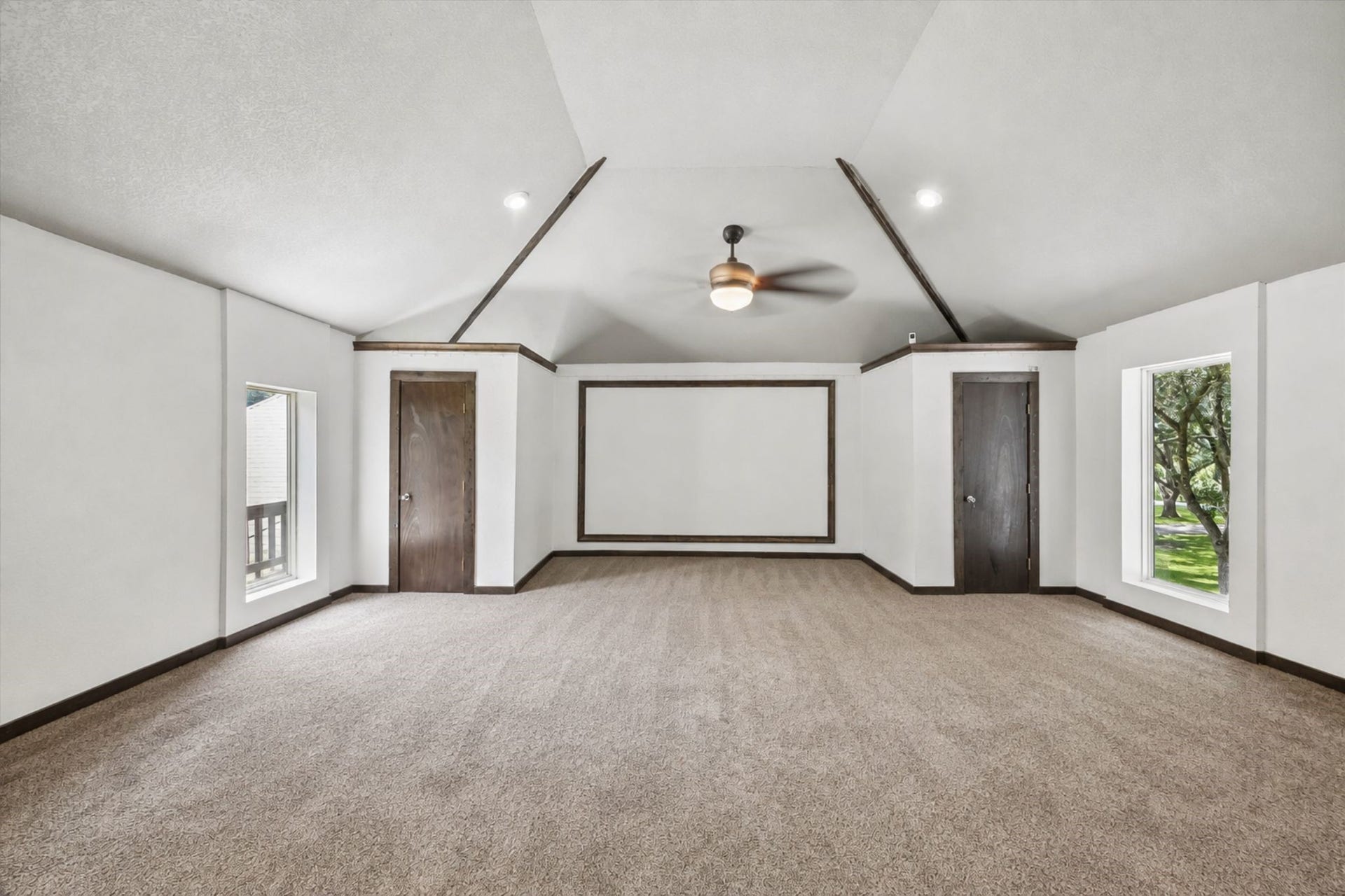 2020 PECAN LAKE DRIVE, Richmond, TX 77406 OVERSIZED GAME ROOM FEATURES A VAULTED CEILING, CARPET FLOORING, MULTIPLE WINDOWS, AND A LARGE BUILT-IN SCREEN AREA.
