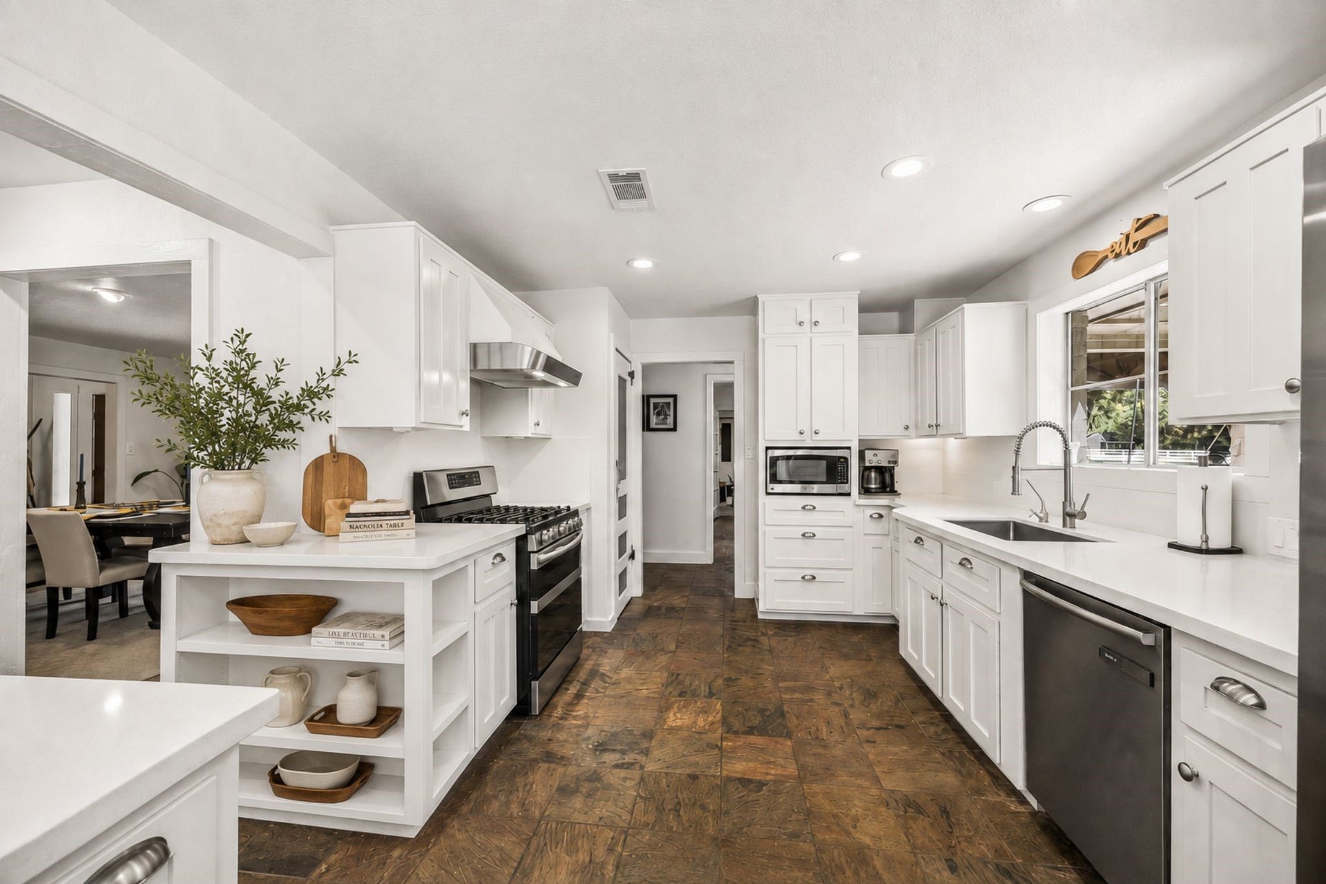 2020 PECAN LAKE DRIVE, Richmond, TX 77406 UPDATED KITCHEN FEATURES EXTENSIVE WHITE CABINETRY, SOLID-SURFACE COUNTERS, STAINLESS STEEL APPLIANCES, GAS COOKING, AND RECESSED LIGHTING.