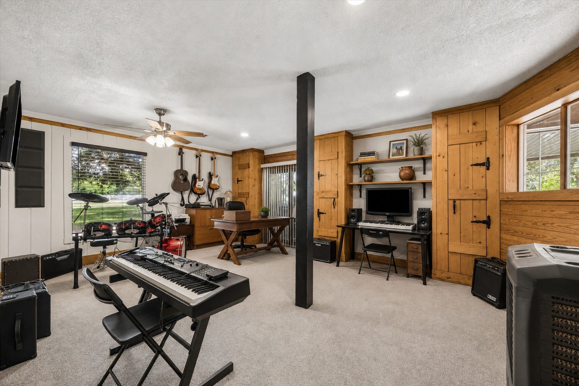 2020 PECAN LAKE DRIVE, Richmond, TX 77406 LARGE FLEX SPACE FEATURES CARPET FLOORING, BUILT-IN WOOD CABINETRY, MULTIPLE WINDOWS, AND AMPLE ROOM FOR A VARIETY OF USES.