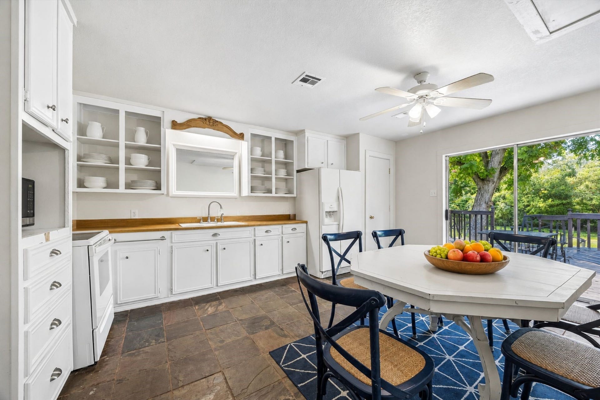 2020 PECAN LAKE DRIVE, Richmond, TX 77406 GUEST HOUSE FEATURES A FULL KITCHEN WITH BREAKFAST AREA - BUILT-IN CABINETRY, AMPLE STORAGE, TILE FLOORING, AND DIRECT ACCESS TO THE OUTDOOR PATIO.