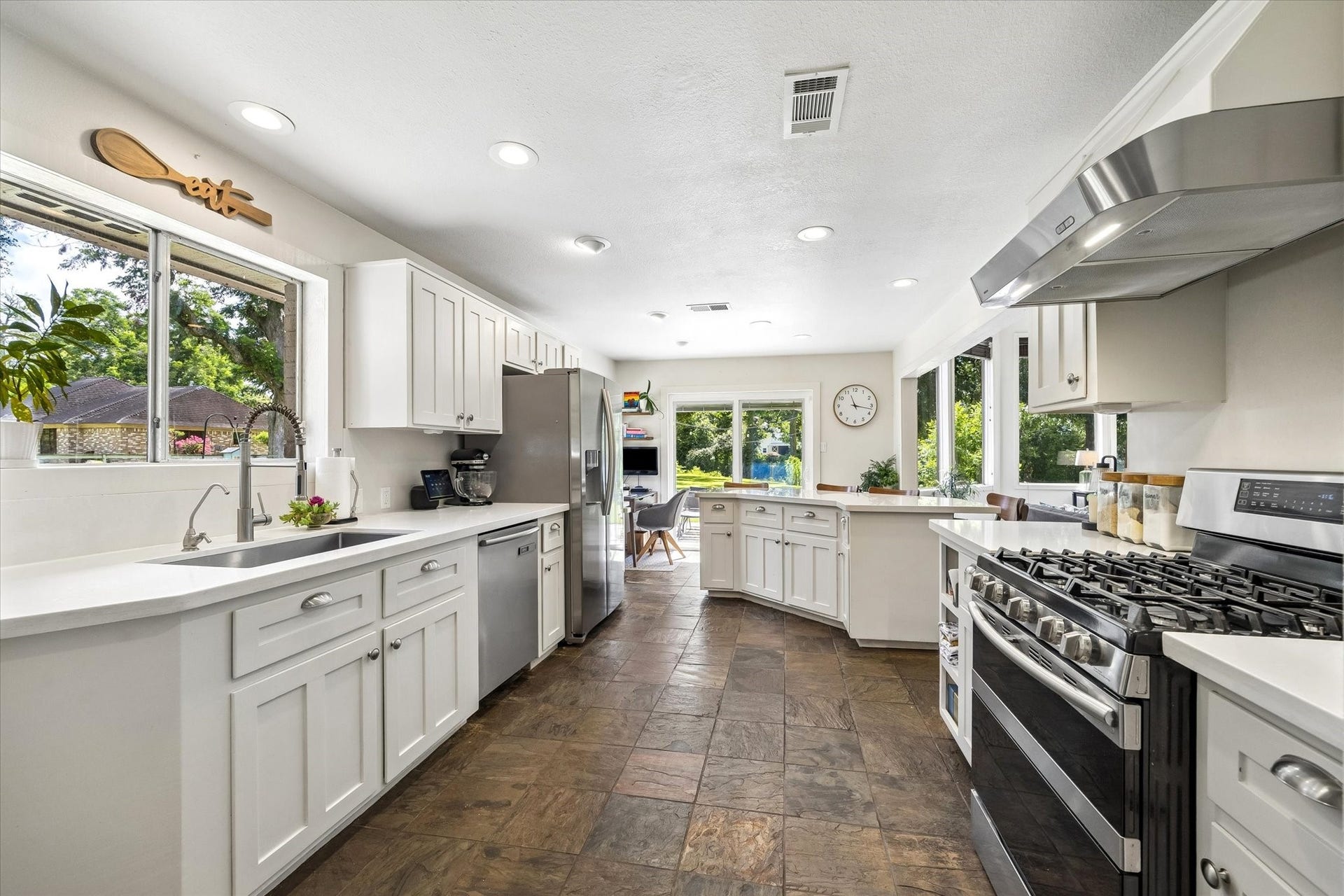 2020 PECAN LAKE DRIVE, Richmond, TX 77406 BRIGHT KITCHEN FEATURES ABUNDANT CABINETRY, EXTENSIVE COUNTER SPACE, STAINLESS STEEL APPLIANCES, A GAS RANGE, AND MULTIPLE WINDOWS FOR NATURAL LIGHT.