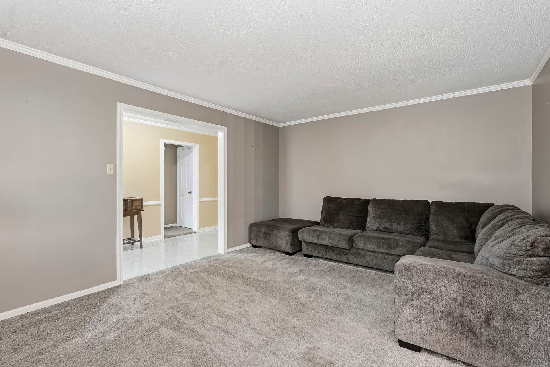 3610 Valley Haven Drive, Houston, TX 77339 Cozy living area / flex area with plush carpeting.