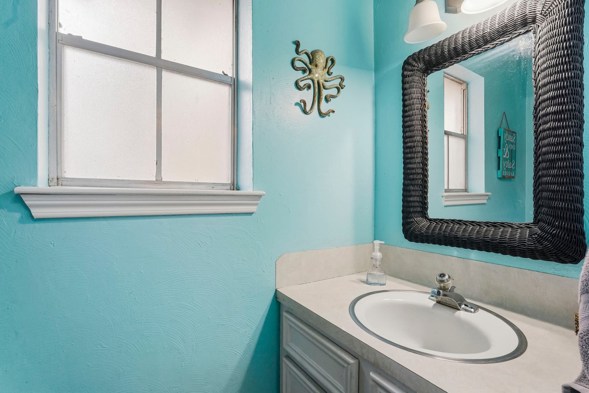 3610 Valley Haven Drive, Houston, TX 77339 Bright and inviting half bathroom on the first floor!