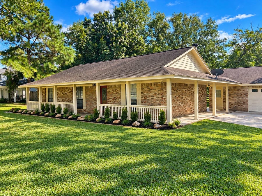 Property photo for 407 Branding Iron Circle, Angleton, TX