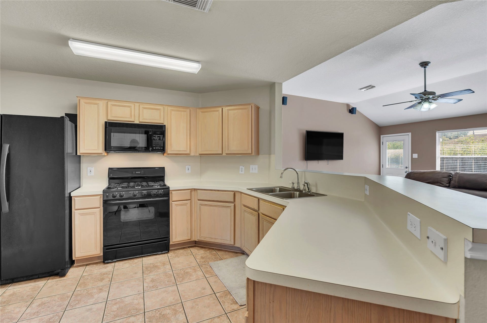 Kitchen with breakfast bar