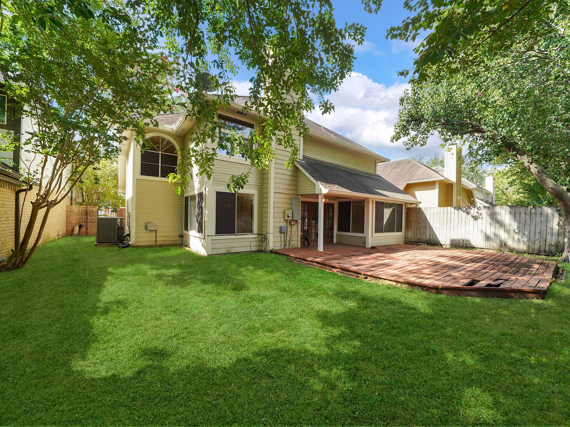 Large backyard space perfect for familes to relax out back or perfect space for pets.