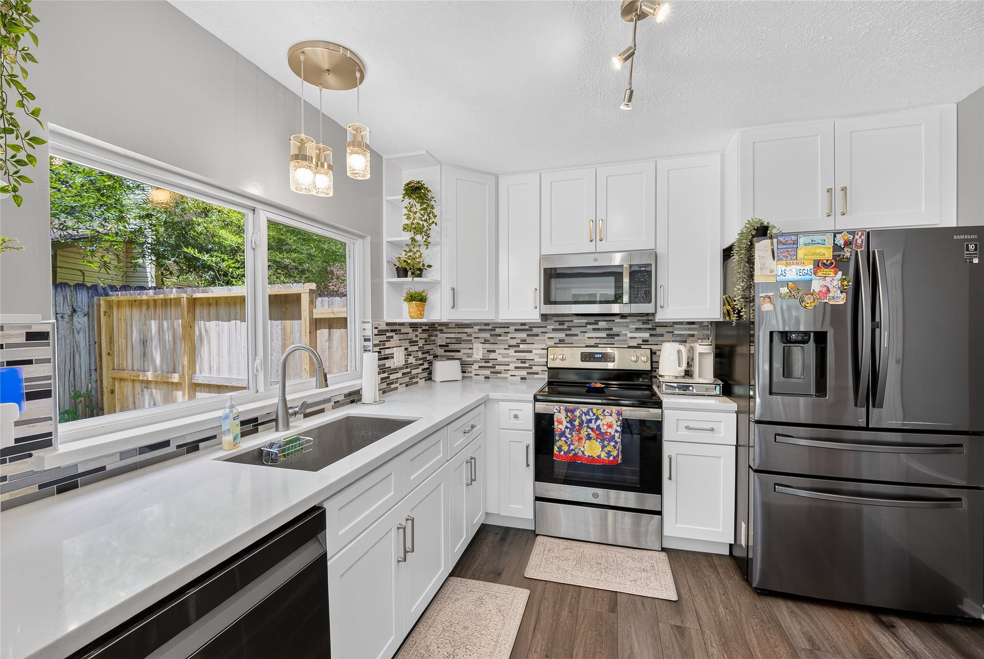 1610 N Red Cedar Circle, The Woodlands, TX 77380 Quartz counter tops