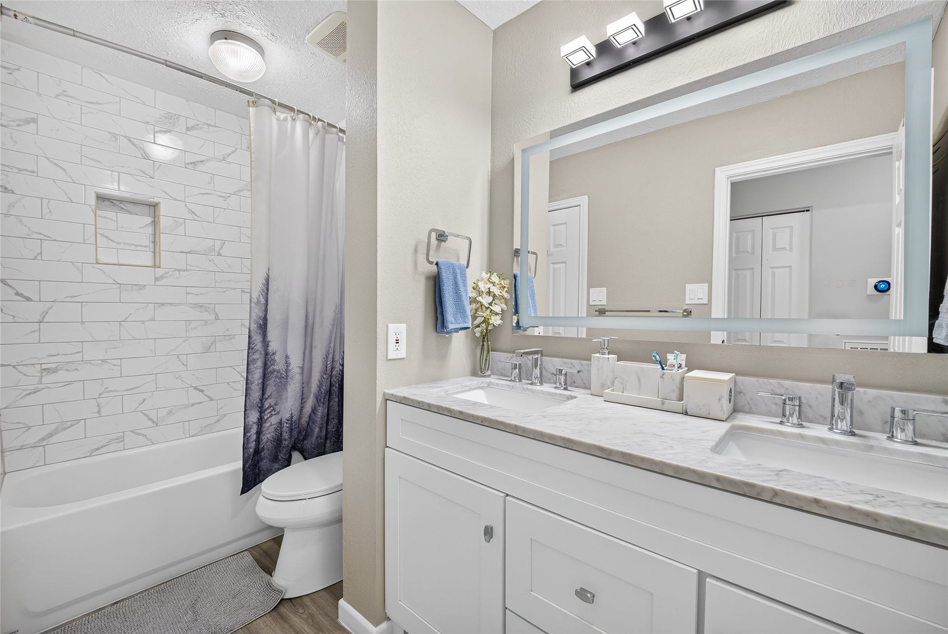 1610 N Red Cedar Circle, The Woodlands, TX 77380 Upstairs shared bathroom opposite view