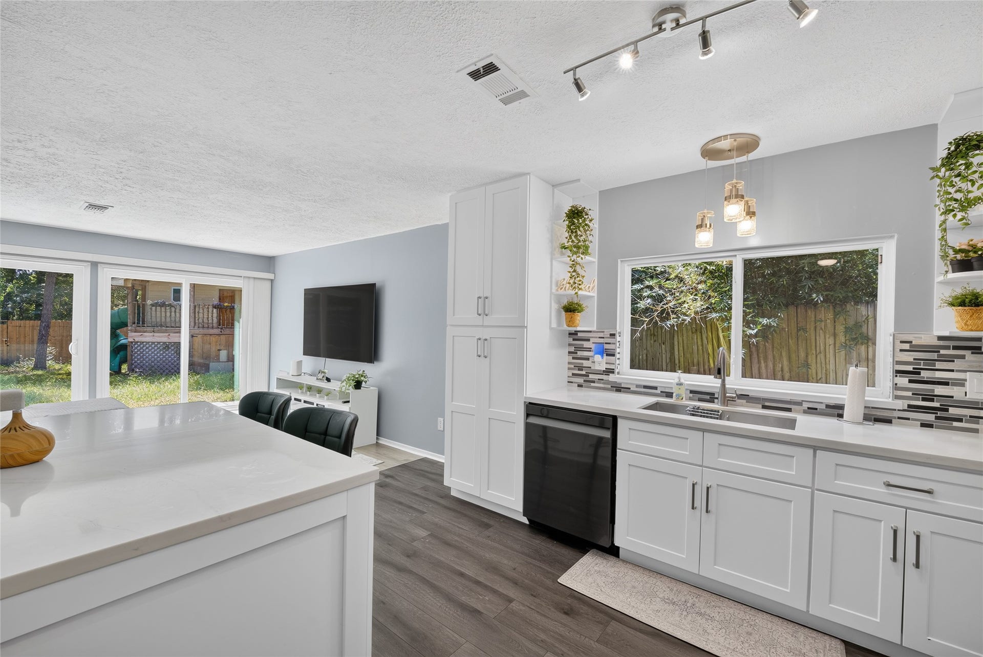 1610 N Red Cedar Circle, The Woodlands, TX 77380 Open to living room
