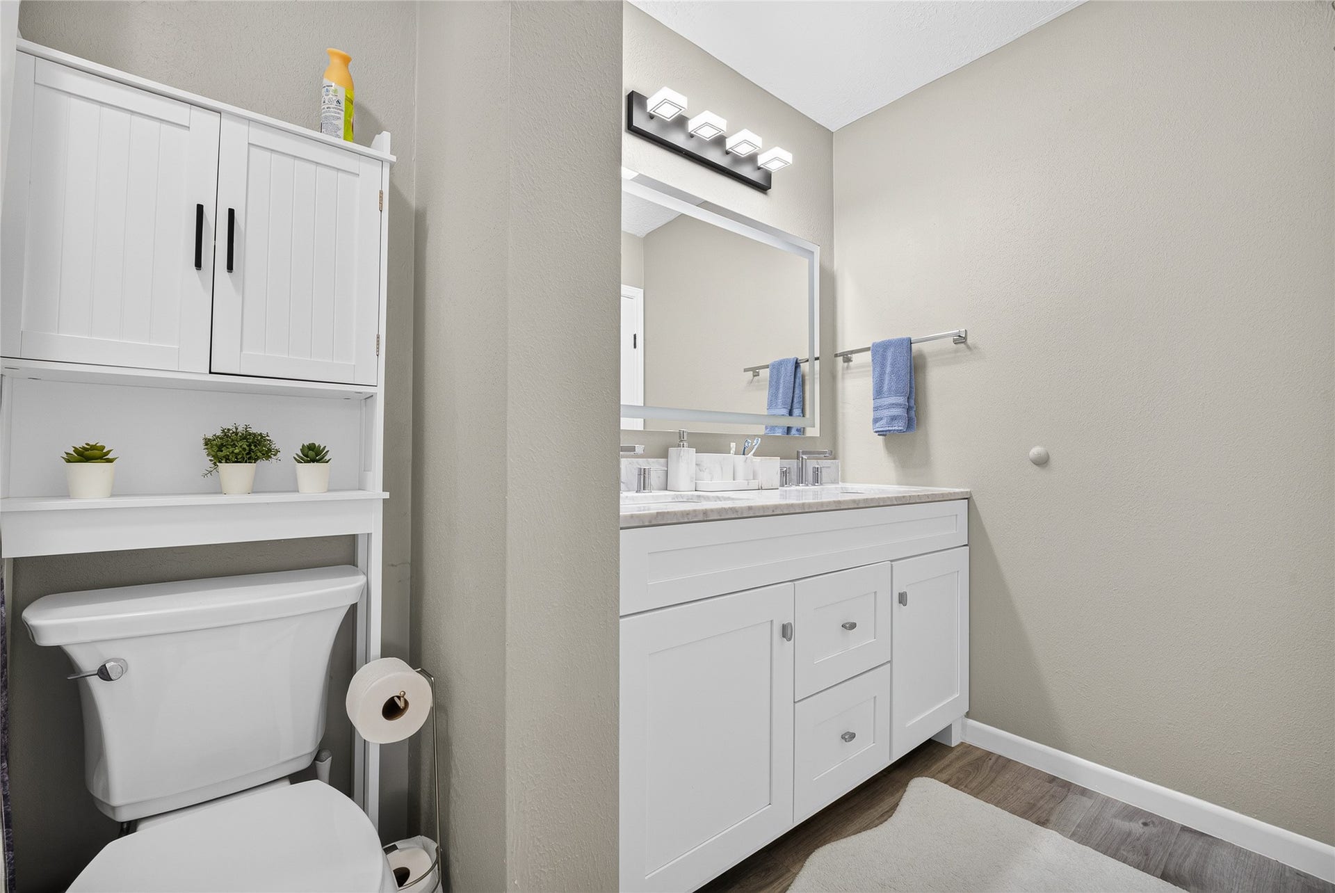 1610 N Red Cedar Circle, The Woodlands, TX 77380 Upstairs shared bathroom - opens to hallway and primary Bedroom.