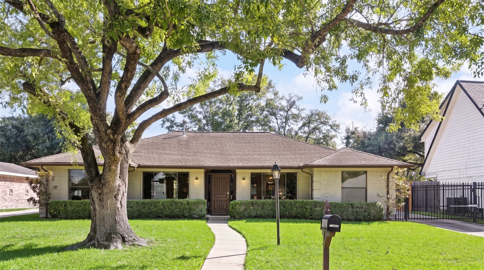 10831 Olympia Drive, Houston, TX 77042 Welcome to this light-filled Lakeside Estates gem, where vaulted ceilings and expansive windows create an inviting atmosphere.