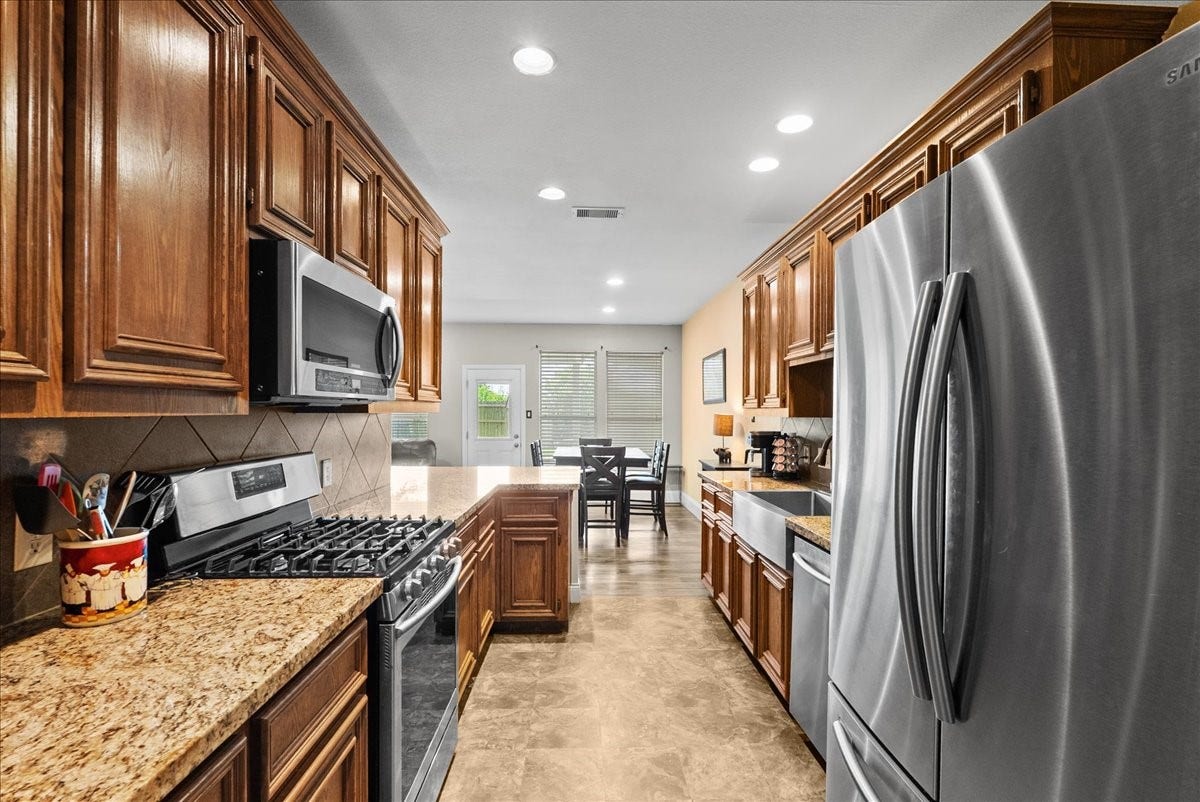 838 San Jacinto Circle, Baytown, TX 77521 838 San Jacinto Circle, Baytown, TX 77521