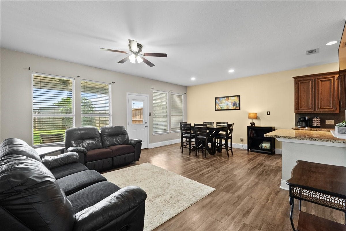 838 San Jacinto Circle, Baytown, TX 77521 838 San Jacinto Circle, Baytown, TX 77521