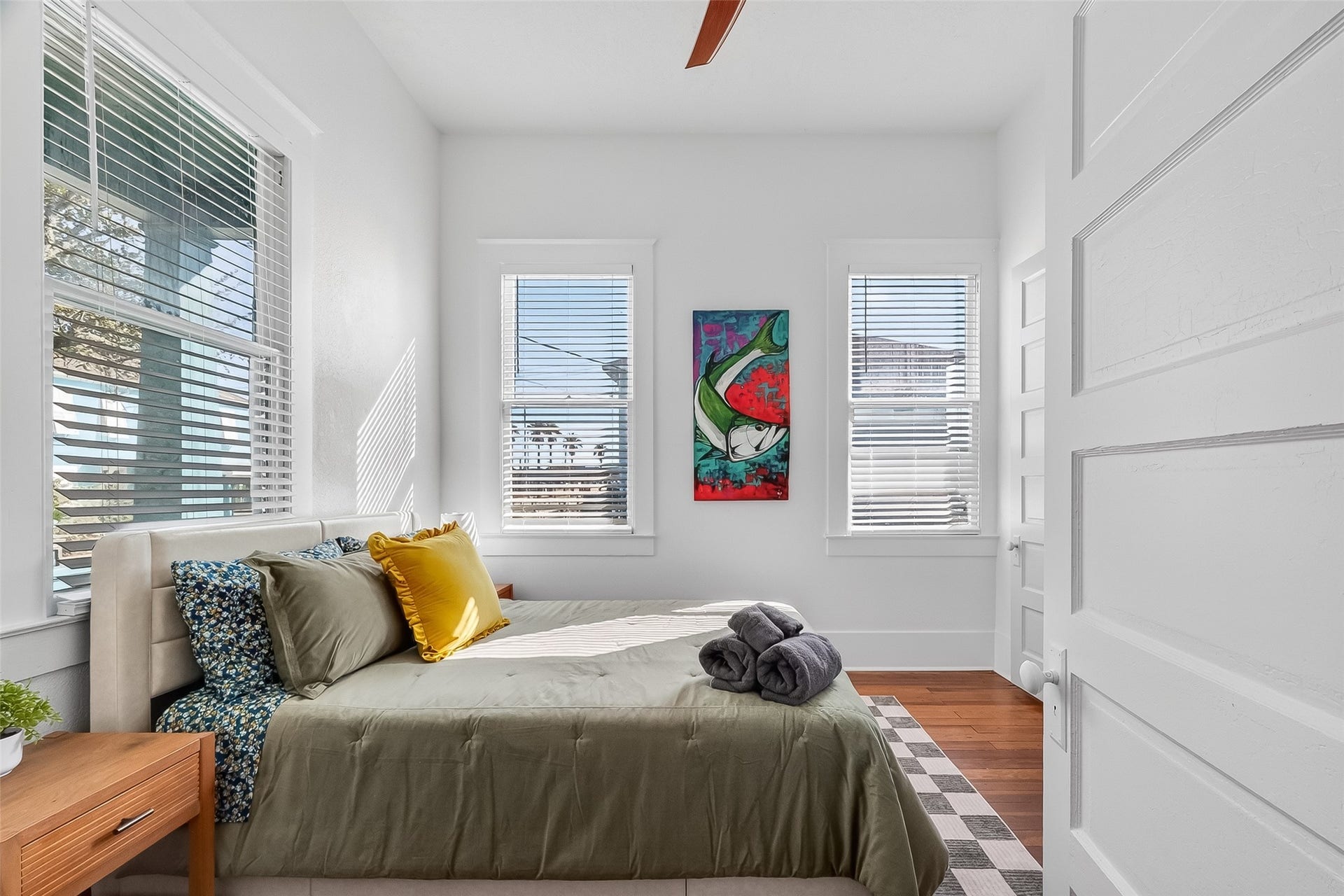 2015 28TH ST, Galveston, TX 77550 Queen sized bedroom