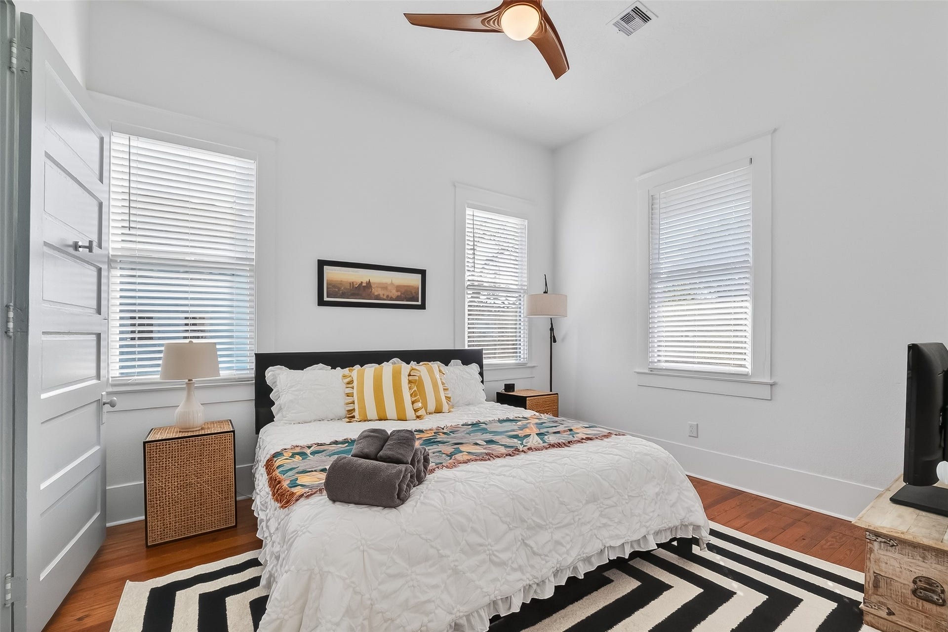 2015 28TH ST, Galveston, TX 77550 King sized bed
