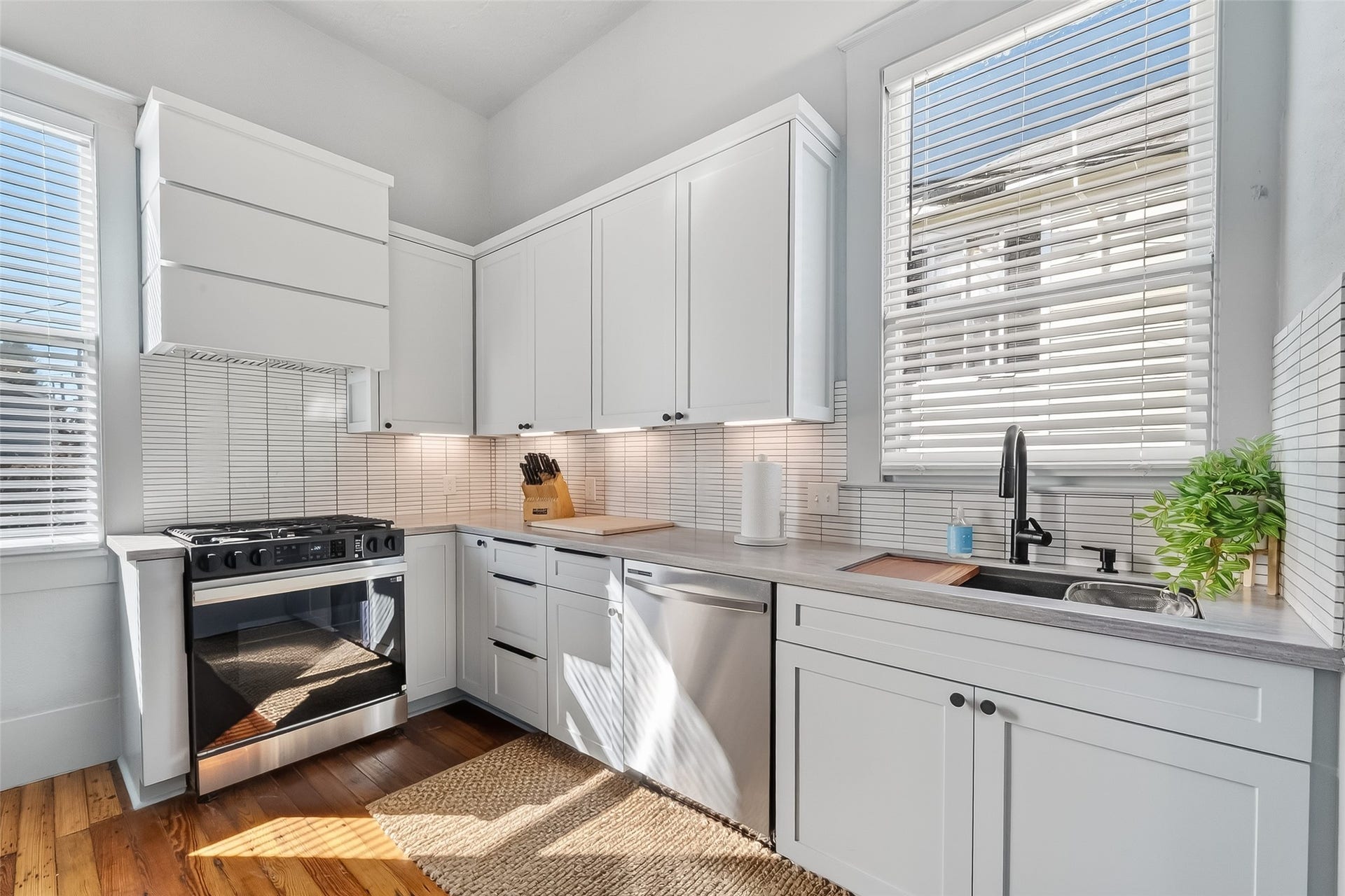 2015 28TH ST, Galveston, TX 77550 clean modern kitchen
