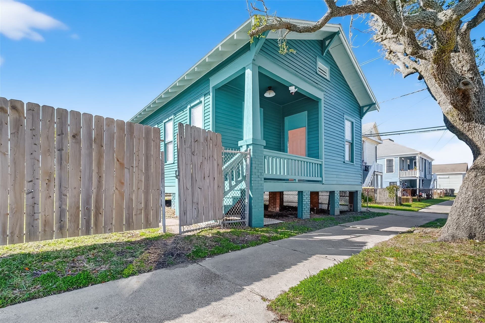 2015 28TH ST, Galveston, TX 77550 2015 28TH ST, Galveston, TX 77550