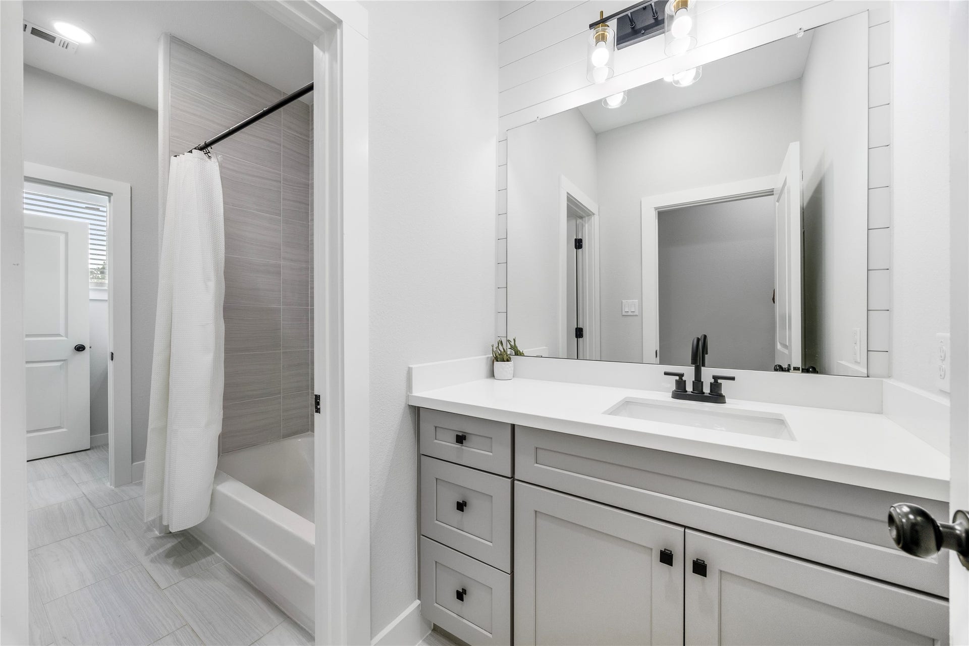 823 Enterprise Street, Houston, TX 77088