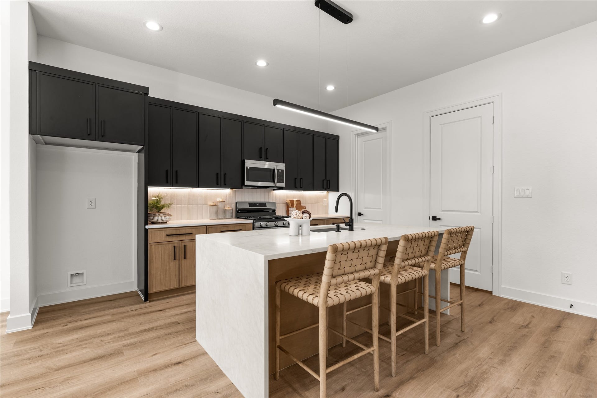 6714 Tierwester Street, Houston, TX 77021 Designed to accommodate both culinary pursuits and effortless entertaining, the kitchen centers around a generous island with integrated sink and breakfast seating.
