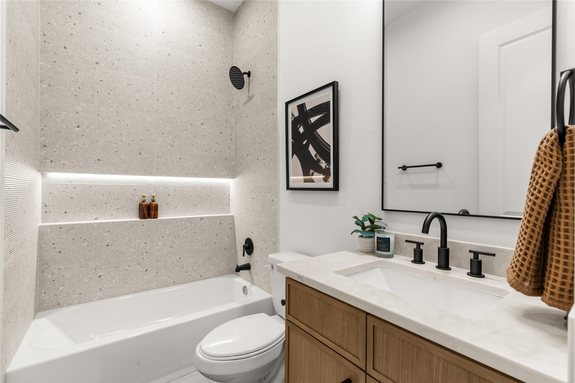 6714 Tierwester Street, Houston, TX 77021 Conveniently located near the first-floor study, this full bathroom offers the versatility to accommodate guests or a flexible work-from-home arrangement.