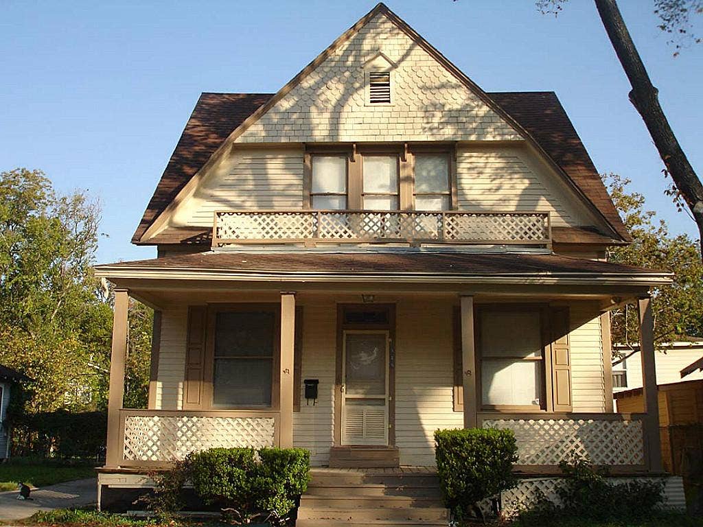 315 W 21st Street, Houston, TX 77008 Wonderful Houston Heights home 3/4 Bedrooms,w/ 1 1/2 baths. 2 covered spaces for your cars.