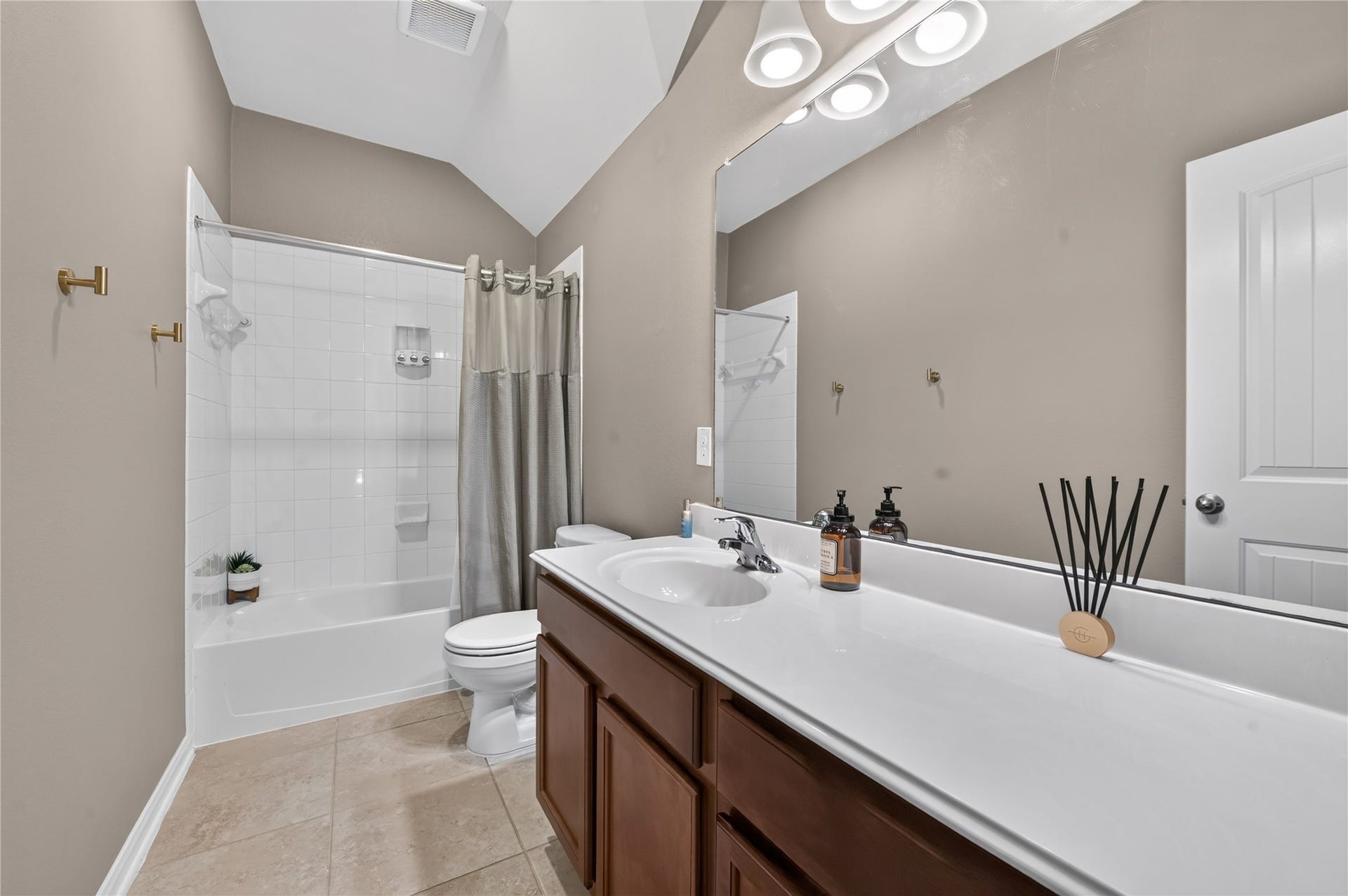 5307 Royal Press Drive, Katy, TX 77493 Secondary Bathroom
