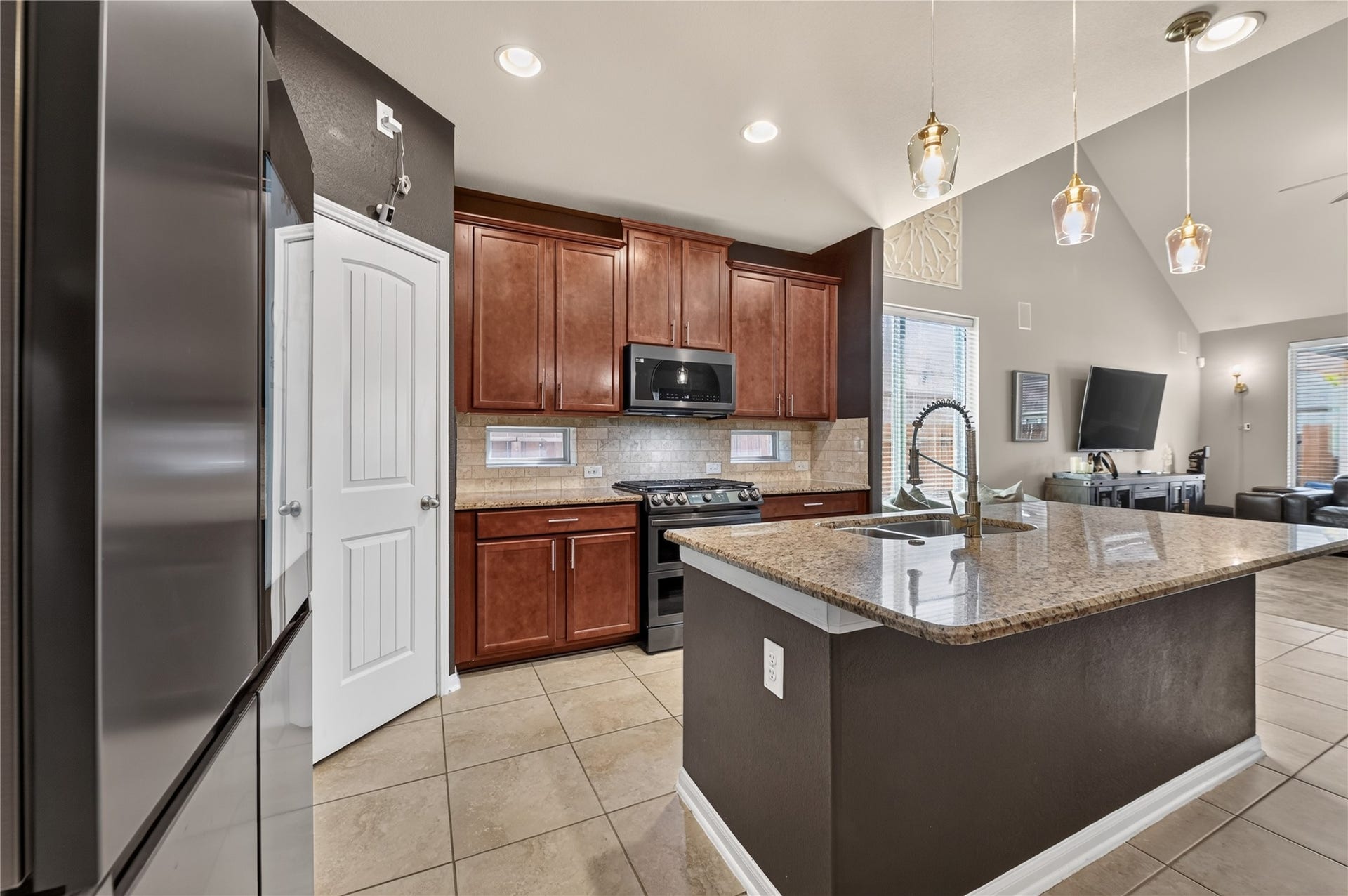5307 Royal Press Drive, Katy, TX 77493 Kitchen has upgraded Samsung appliances
