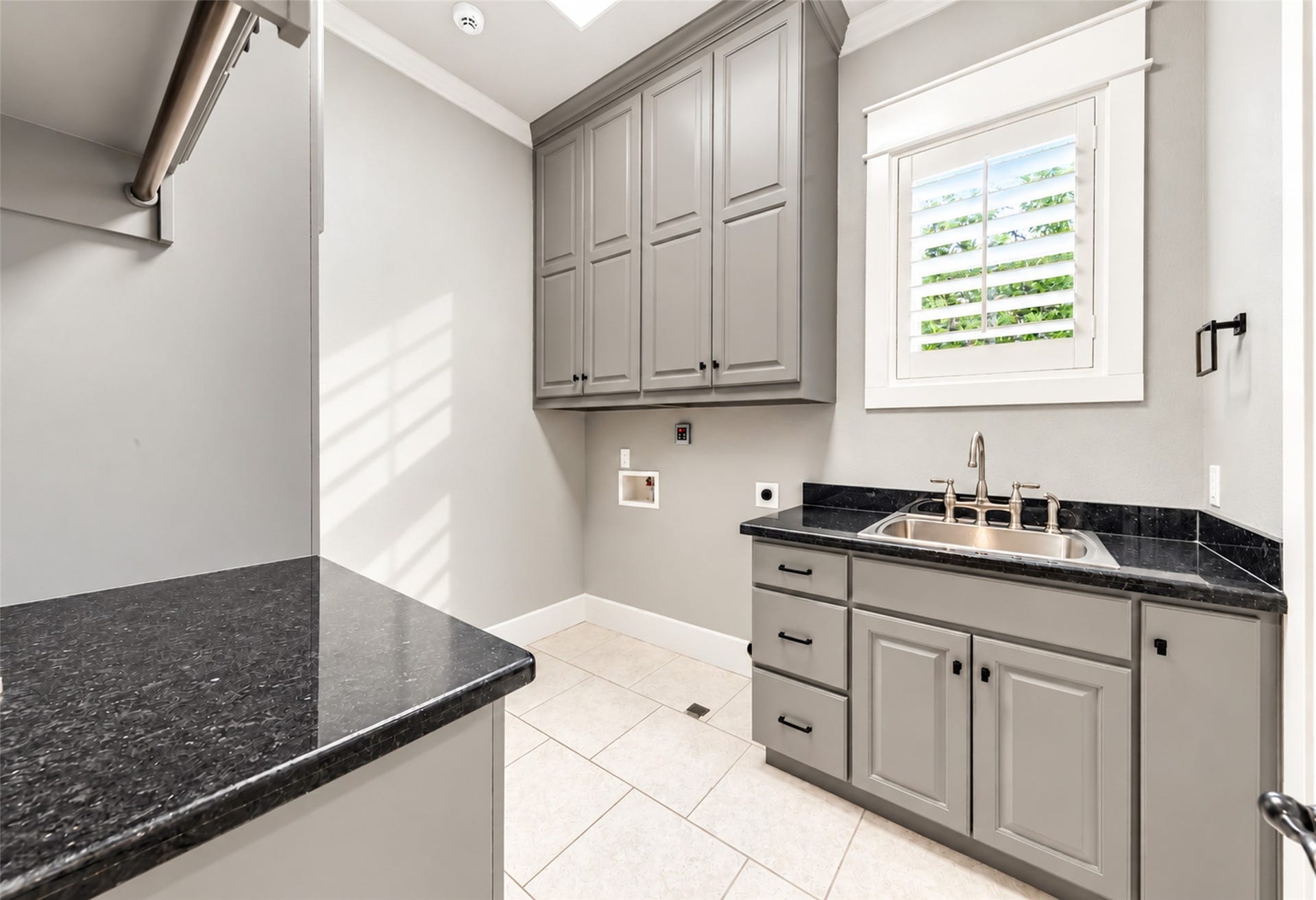 3232 Walnut Creek Court, Bryan, TX 77807 Laundry