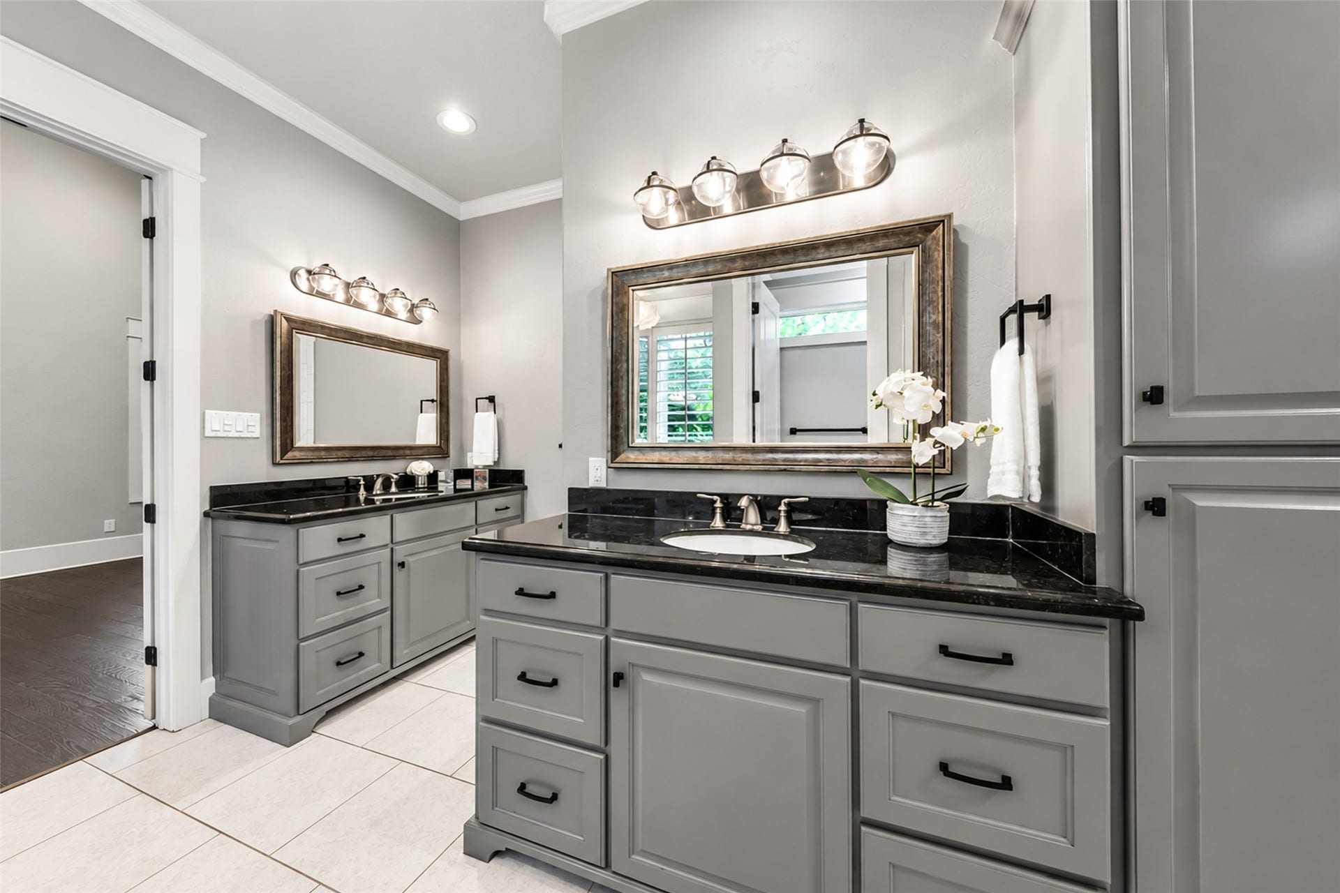 3232 Walnut Creek Court, Bryan, TX 77807 Dual vanities