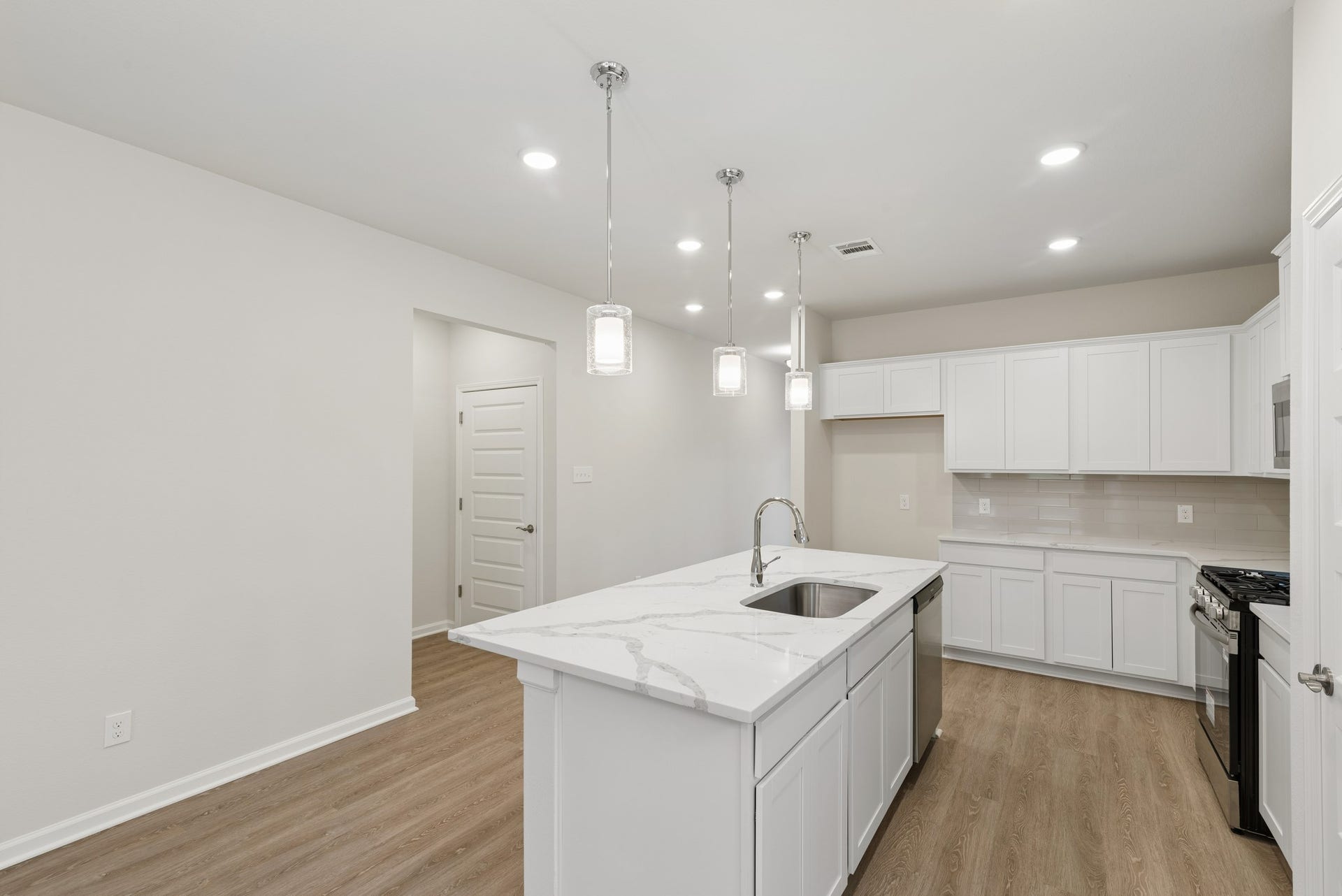 2518 Outpost Canyon Drive, Iowa Colony, TX 77583 The Oakshire II- Kitchen Alternate Angle. Sample image for illustration; upgrades, options, and colors may vary.