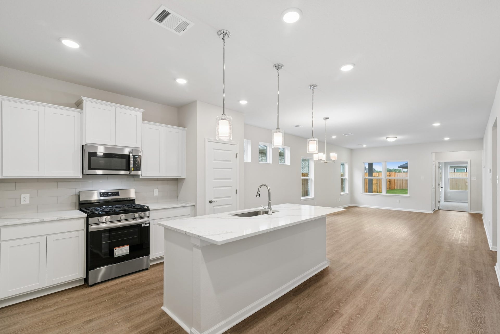 2518 Outpost Canyon Drive, Iowa Colony, TX 77583 The Oakshire II- Kitchen in Dining Area and Family Room. Sample image for illustration; upgrades, options, and colors may vary.