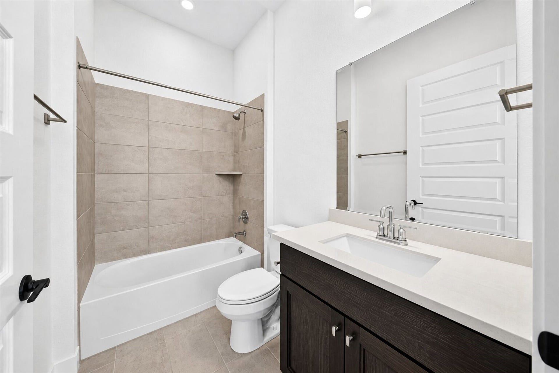 32506 Ebony Jewelwing Court, Fulshear, TX 77441 Secondary Full Bathroom
Beautifully appointed secondary bathroom featuring a spacious vanity, modern finishes, elegant tile-surround tub and shower combination, and a clean, contemporary design.