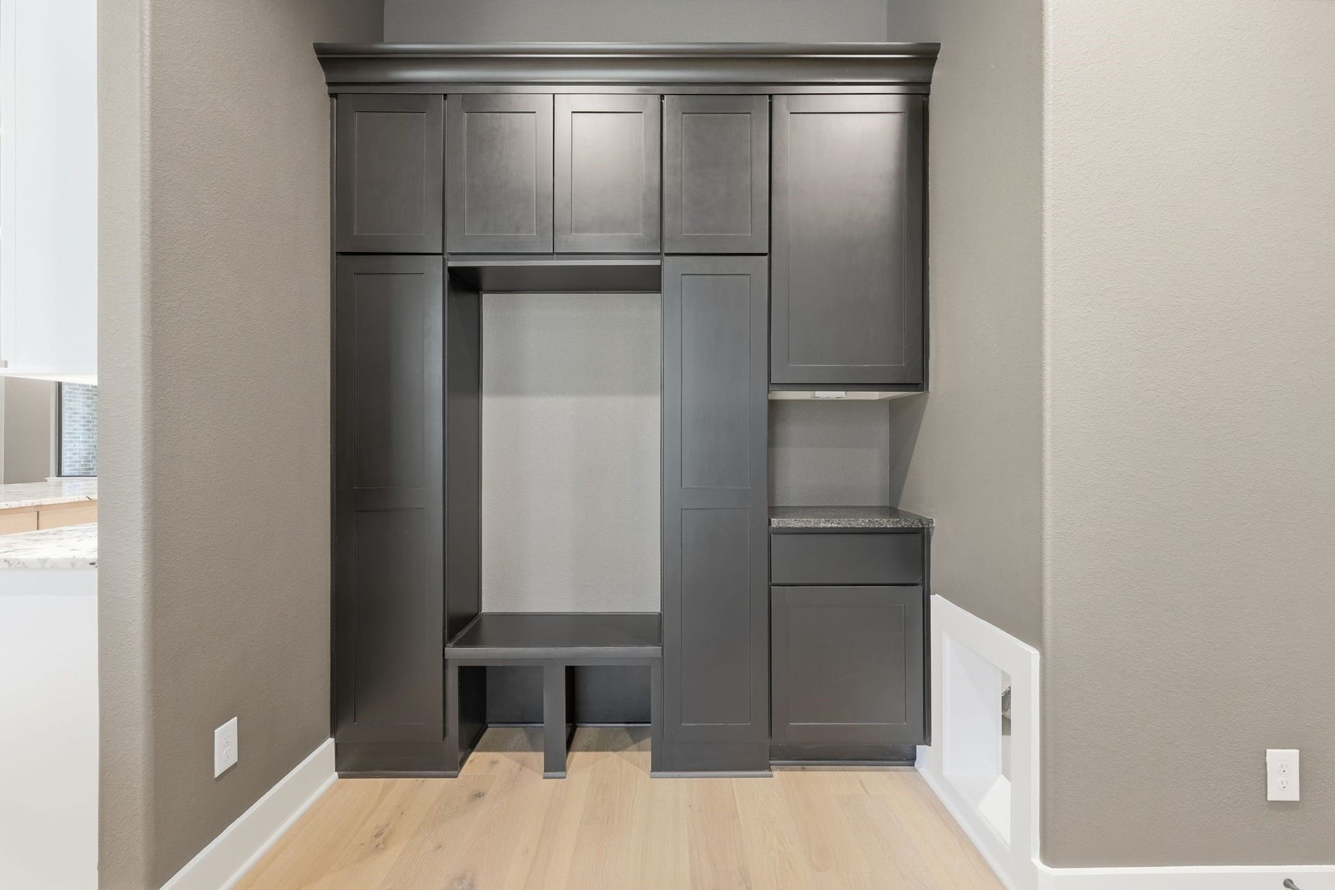 8104 High Meadow Ridge Court, Montgomery, TX 77316 Mudroom