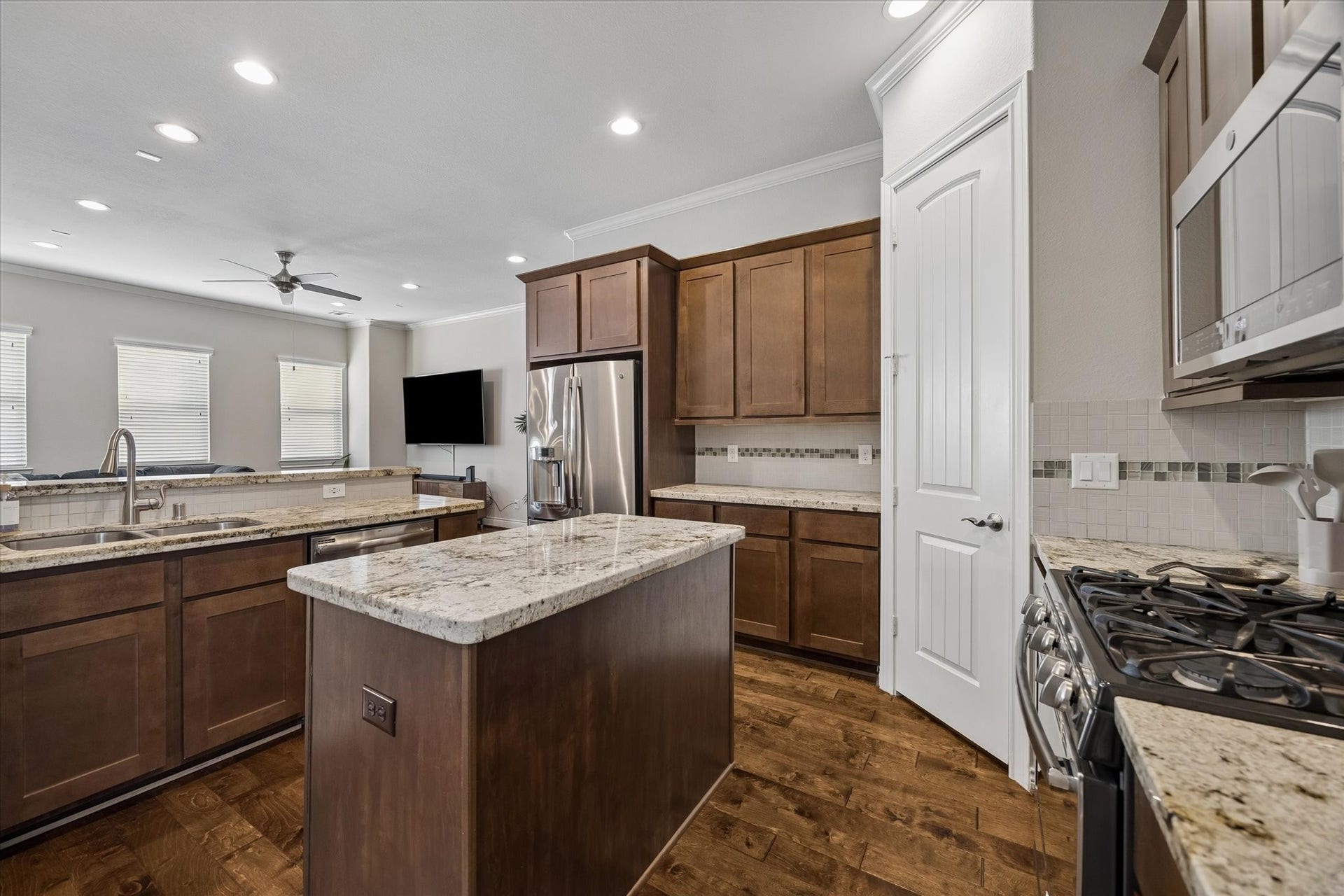 1618 Parker Street, Houston, TX 77007 Gas stove & pantry