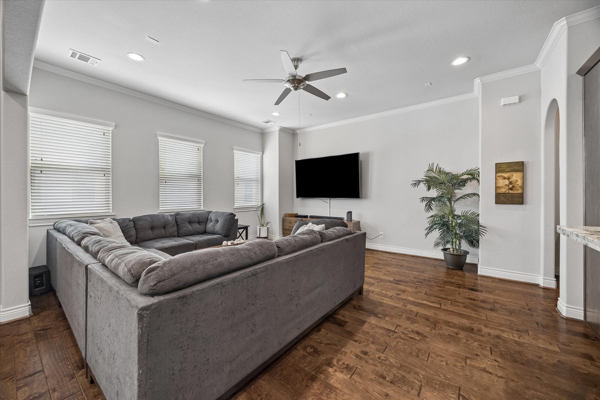 1618 Parker Street, Houston, TX 77007 Spacious living room
