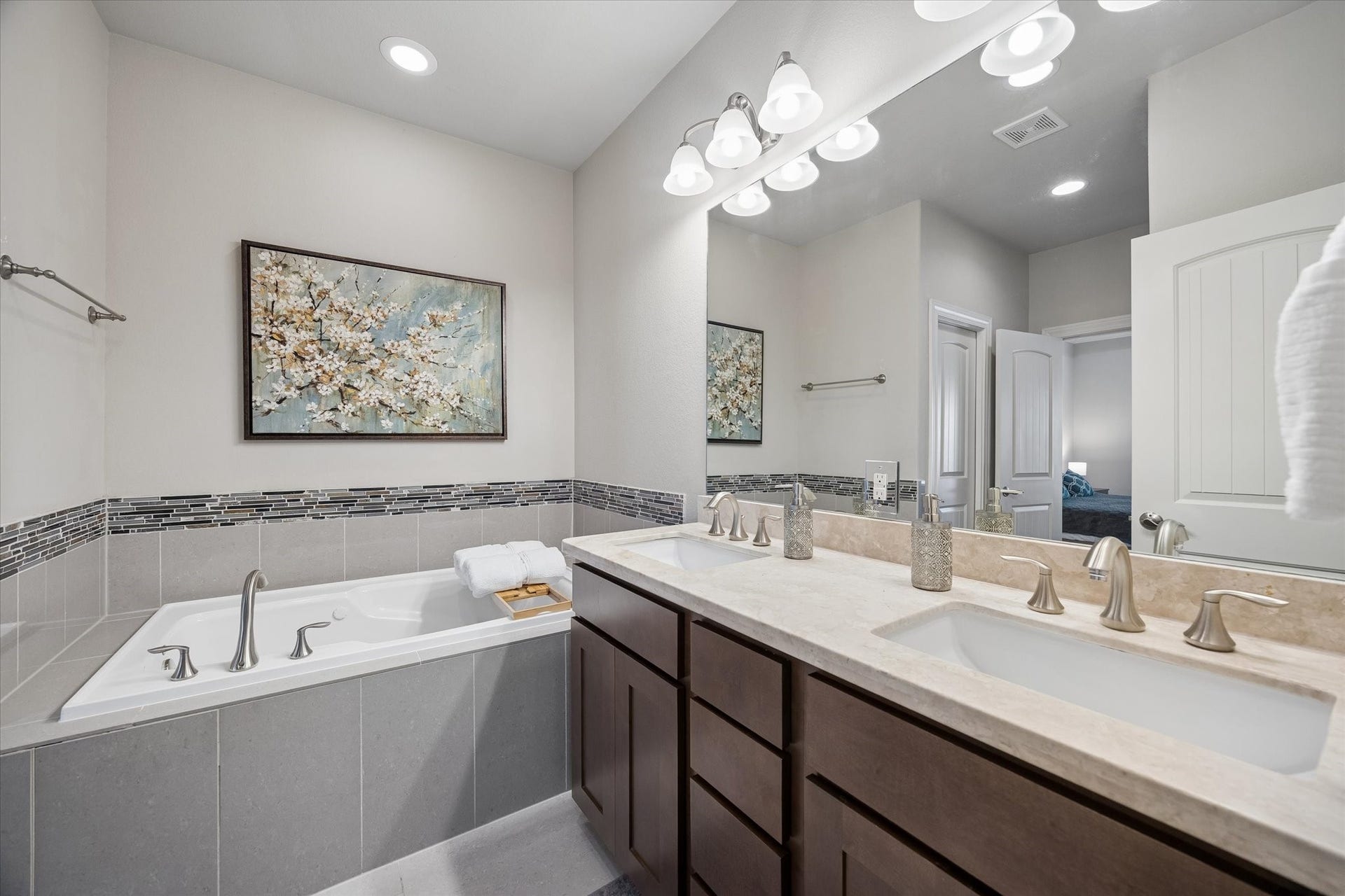 1618 Parker Street, Houston, TX 77007 Separate tub/shower, dual vanity