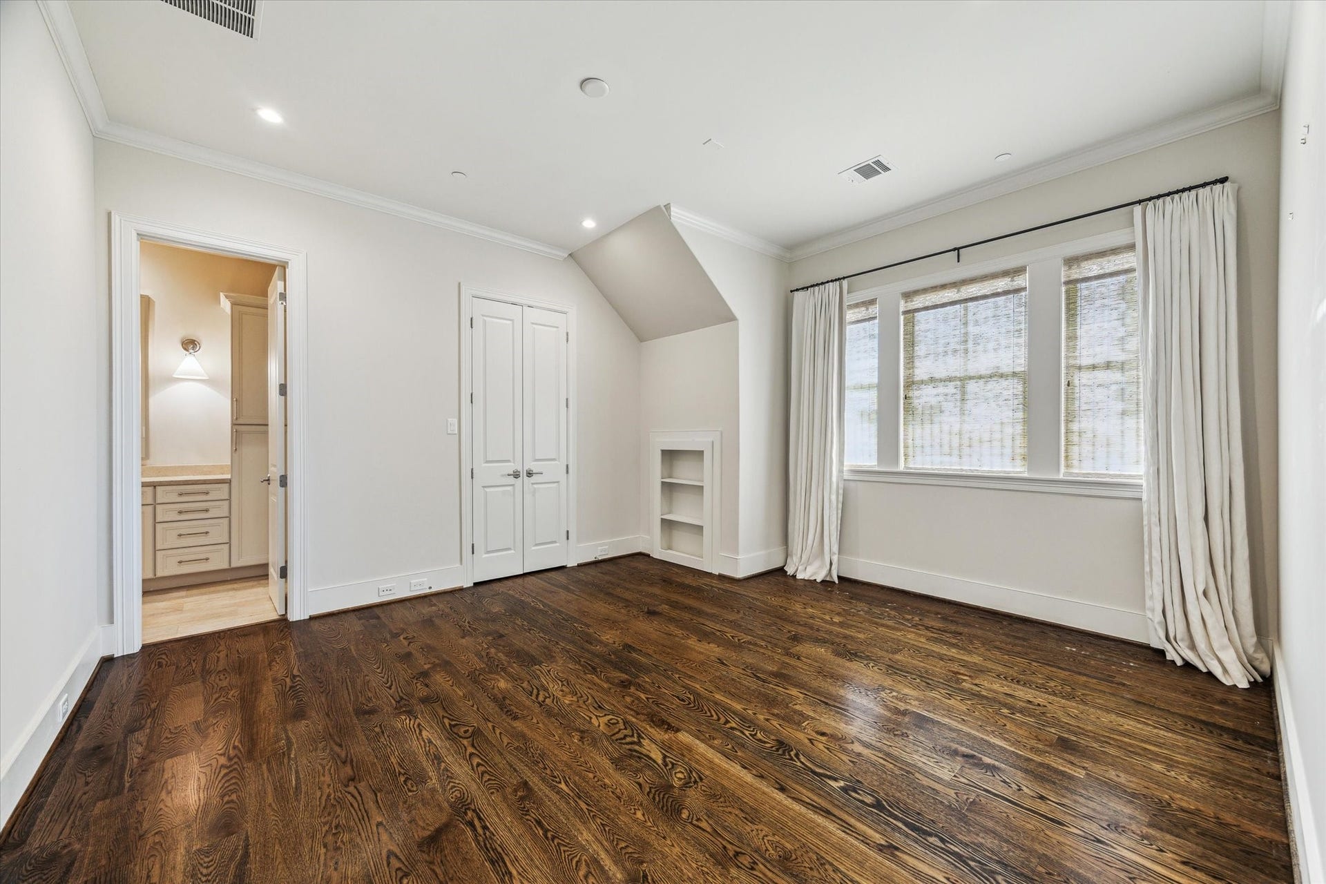 2413 Mimosa Drive, Houston, TX 77019 Also on the fourth floor, the third bedroom sits adjacent to the game room and includes its own en-suite bath. Hardwood floors, a wide bank of windows, and built-in shelving give the room character while maintaining the clean finishes found throughout the home.